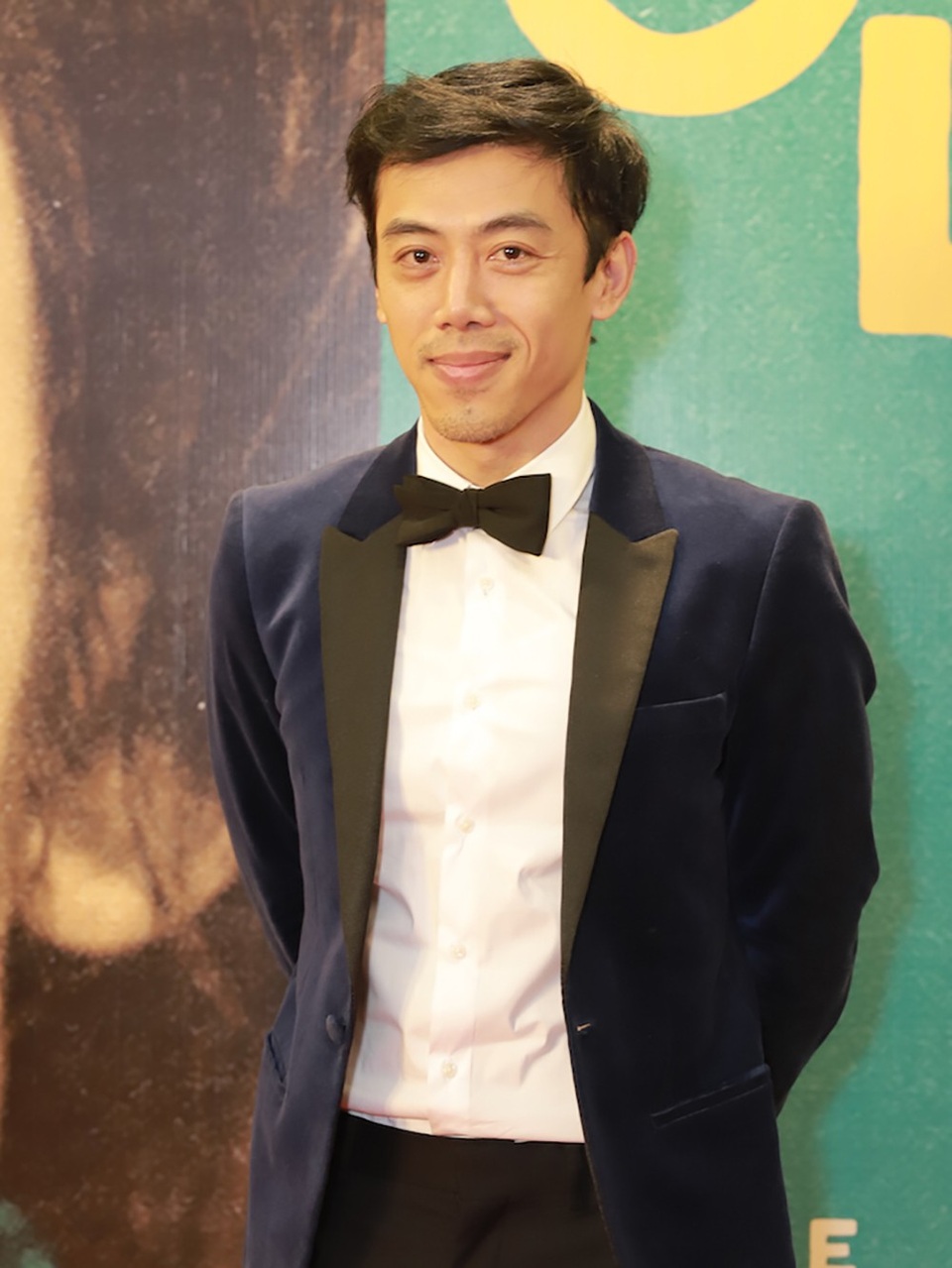 Đạo diễn Leon Quang Lê từng được khán giả Việt Nam biết đến khi anh đảm nhận vai nam chính cùng Thanh Hằng trong bộ phim Những nụ hôn rực rỡ, nhưng với sự trở lại này trong vai trò đạo diễn cũng được khán giả đón nhận và chờ đợi vì anh là người có sự nghiêm túc và bài bản với nghệ thuật. Cọ sát với hoạt động nghệ thuật tại các nước tiên tiến nhưng vẫn luôn giữ gìn và bảo tồn giá trị văn hóa cao. Và sự đón nhận đầy tình cảm của khán giả dành cho bộ phim Song lang cho thấy anh đã phần nào thành công.