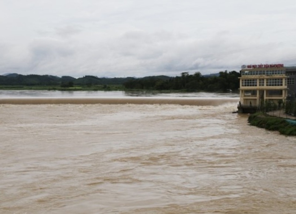 Mưa lớn gây chia cắt nhiều nơi ở Thanh Hóa, gần 900 hộ dân phải sơ tán - 5 Việc xả lũ hồ Cửa Đạt khiến mực nước sông Chu vùng hạ du dâng cao