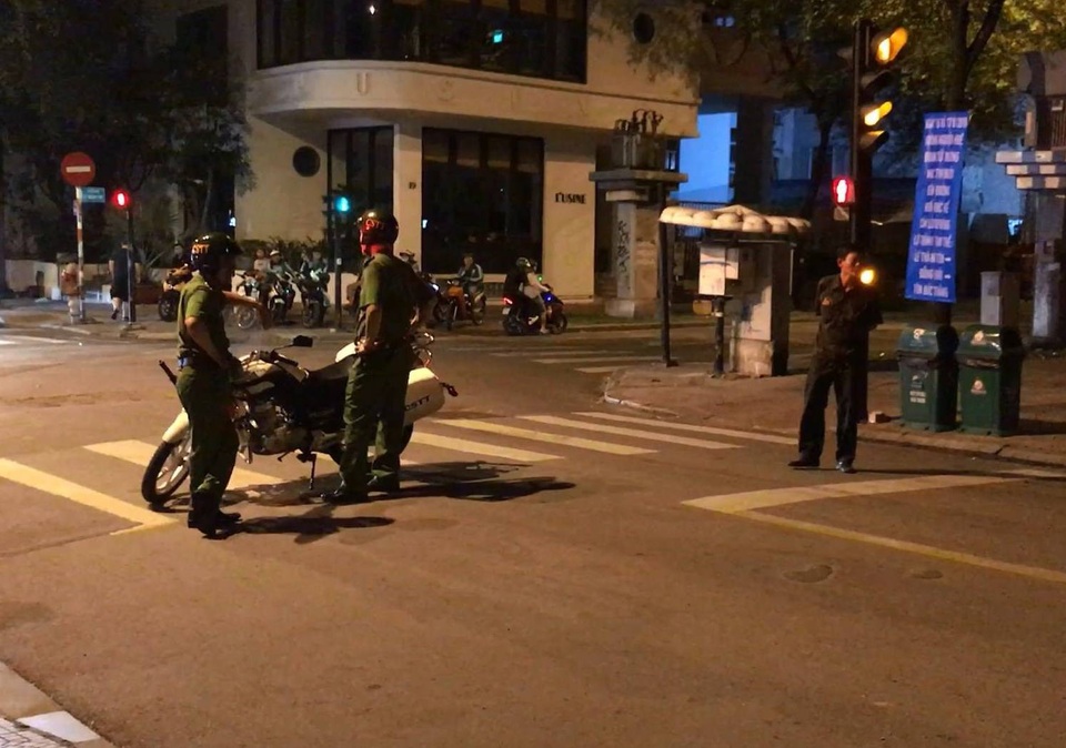 Tiếp viên nhà hàng đi khách với giá 5 triệu đồng - 1 Công an phong toả đoạn đường Thái Văn Lung để kiểm tra