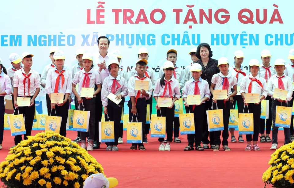 Tặng quà trị giá 450 triệu đồng tới trẻ em nghèo xã Phụng Châu, Chương Mỹ, Hà Nội - 1
Trao quà tới trẻ em nghèo xã Phụng Công (Chương Mỹ).