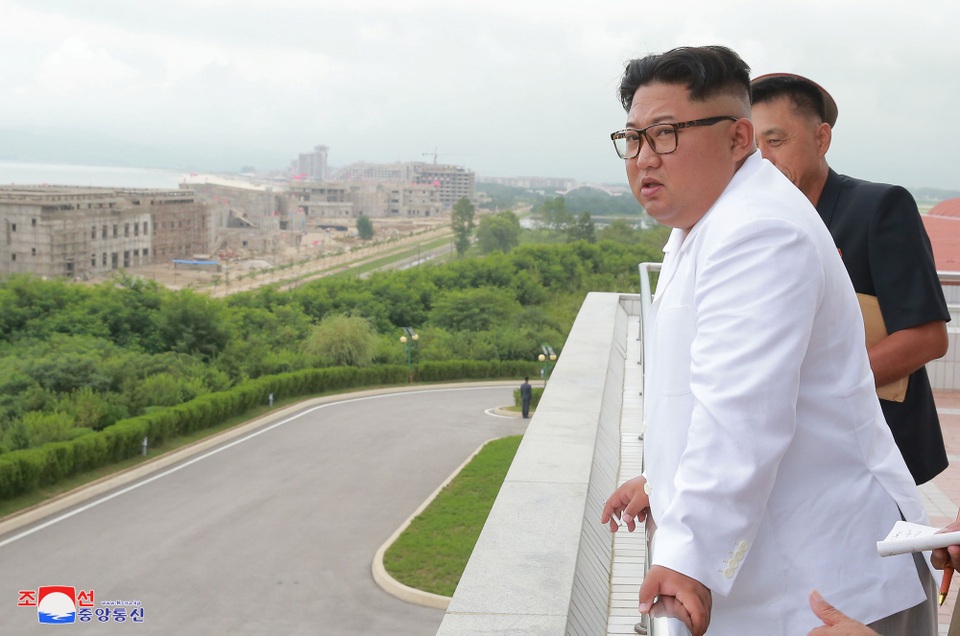 Ông Kim Jong-un chỉ trích các lệnh trừng phạt nhằm vào Triều Tiên - 4 Tuyên bố của nhà lãnh đạo Kim Jong-un được đưa ra trong bối cảnh Mỹ đang gây sức ép với Triều Tiên trong việc thực hiện cam kết phi hạt nhân hóa. Ngày 3/8, Mỹ đã đệ trình lên Hội đồng Bảo an Liên Hợp Quốc đề xuất về các lệnh trừng phạt mới với Triều Tiên nhằm buộc Bình Nhưỡng phải phi hạt nhân hóa. Tuần này, Bộ Tài chính Mỹ tiếp tục công bố các lệnh trừng phạt nhằm vào cá nhân và công ty của Nga và Trung Quốc vì có quan hệ làm ăn với Triều Tiên.
