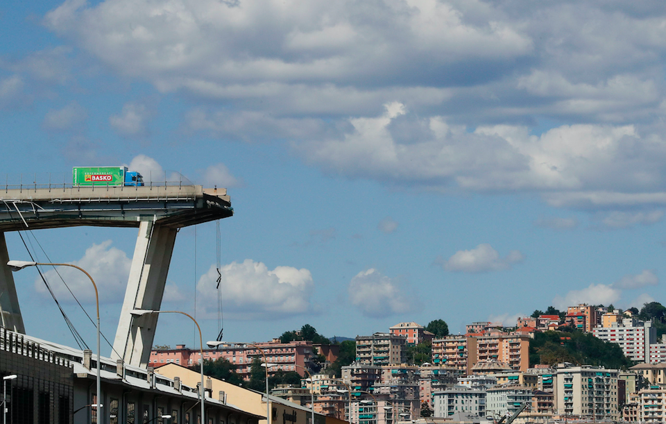 
Chiếc xe tải kịp dừng lại khi đoạn cầu bị sập cách đó vài mét. (Ảnh: AP)
