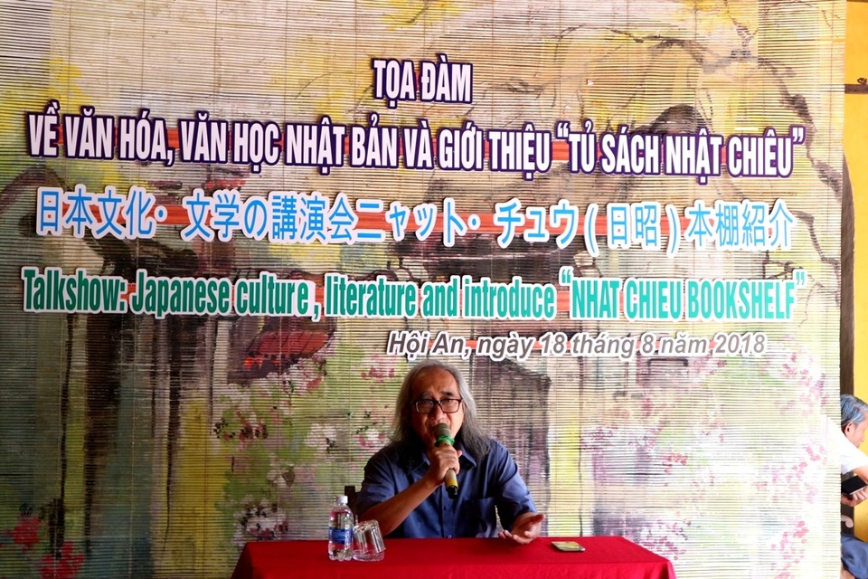 Tọa đàm văn hóa, văn học Nhật Bản và giới thiệu “Tủ sách Nhật Chiêu” - 1 Nhà văn Nhật Chiêu còn được nhiều độc giả yêu mến trong vai trò một dịch giả, nhà nghiên cứu văn học, văn hóa Phật giáo… Ông dành thời gian xây dựng giáo trình cho sinh viên các môn văn học Nhật, Trung Cận Đông, Phương Đông…