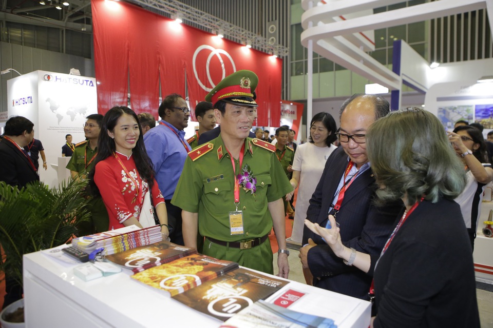 Khai mạc triển lãm Secutech Vietnam 2018 - 1
Triển lãm đáp ứng nhu cầu ngày càng tăng về sản phẩm bảo mật giám sát, an ninh, an toàn, phòng cháy chữa cháy, cứu nạn cứu hộ với công nghệ tiên tiến.