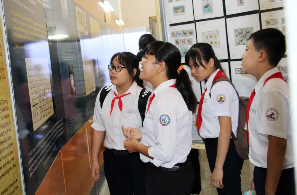 Triển lãm tem bưu chính học sinh - sinh viên - 2 Đặc biệt là có rất đông các em học sinh đến tham quan triển lãm