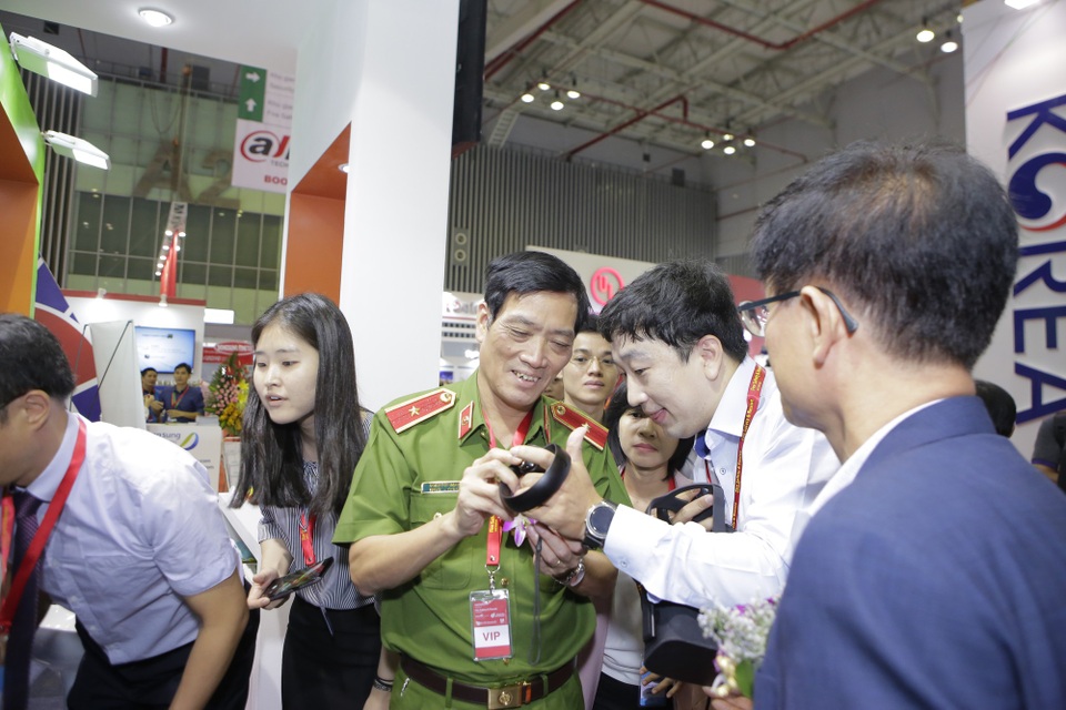 Khai mạc triển lãm Secutech Vietnam 2018 - 2
Triển lãm được tổ chức dưới sự ủng hộ, phối hợp của Cục Cảnh sát Phòng cháy chữa cháy và Cứu nạn cứu hộ (Bộ Công an).