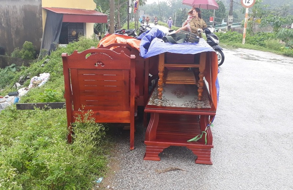 Nước lũ dâng cao tận nóc nhà, hàng nghìn hộ dân phải sơ tán - 3 Người dân đã phải sơ tán tài sản lên thân đê