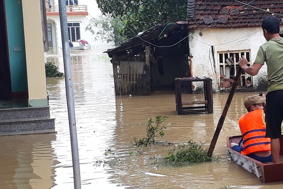 Nước lũ dâng cao tận nóc nhà, hàng nghìn hộ dân phải sơ tán - 7 Tình trạng ngập lụt khiến cuộc sống, sinh hoạt của hàng nghìn hộ dân bị đảo lộn