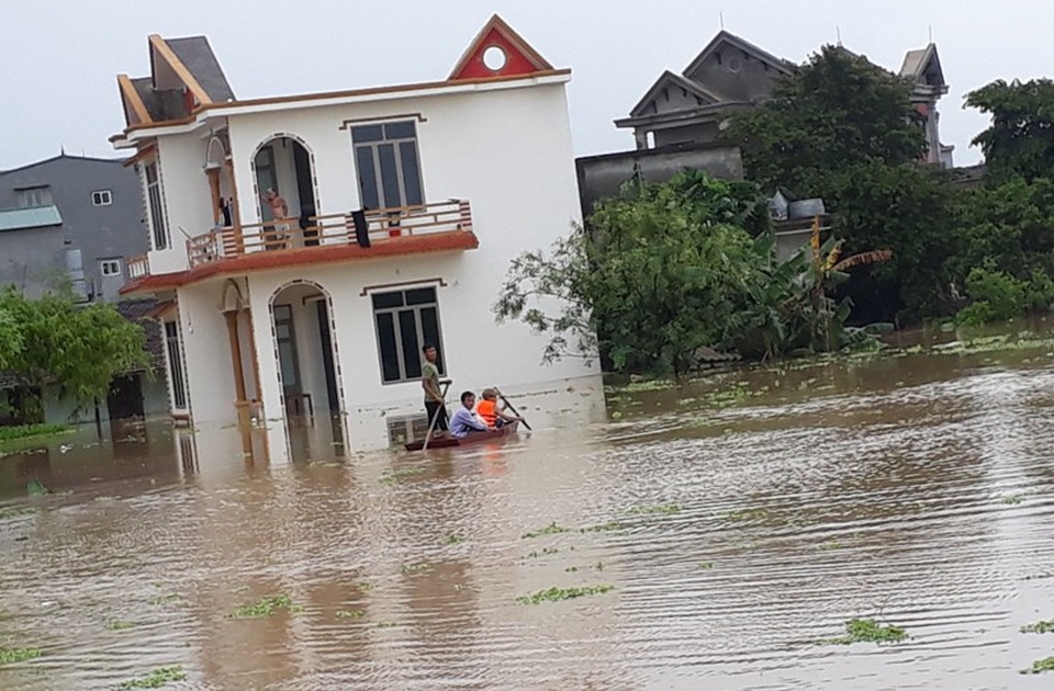 Nước lũ dâng cao tận nóc nhà, hàng nghìn hộ dân phải sơ tán - 1 Nước sông Mã dâng cao khiến nhiều địa phương ven sông bị ngập sâu trong nước