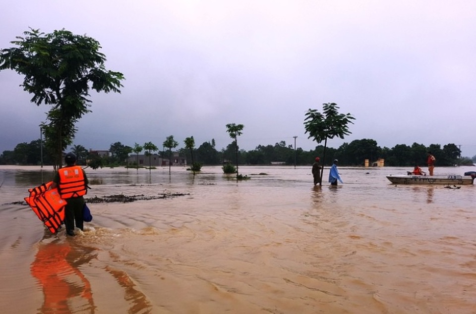 Công an giúp dân đưa thi hài người chết vượt lũ lên bờ mai táng - 5 Tiếp cận và đưa người dân khỏi vùng lũ