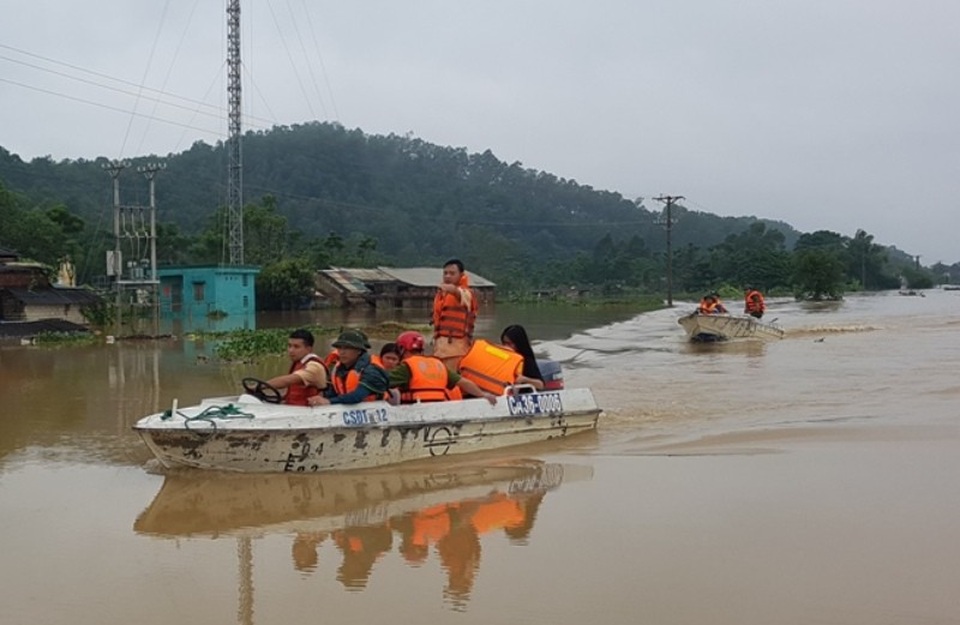 Công an giúp dân đưa thi hài người chết vượt lũ lên bờ mai táng - 1 Công an Thanh Hóa giúp dân vượt lũ