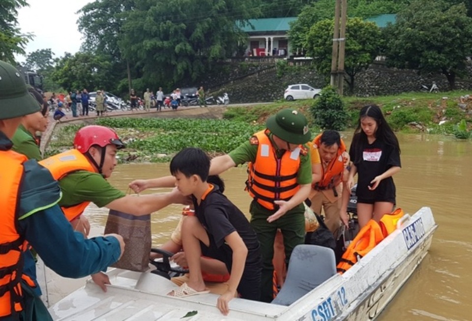 Công an giúp dân đưa thi hài người chết vượt lũ lên bờ mai táng - 7
Công an giúp dân sơ tán khỏi vùng lũ