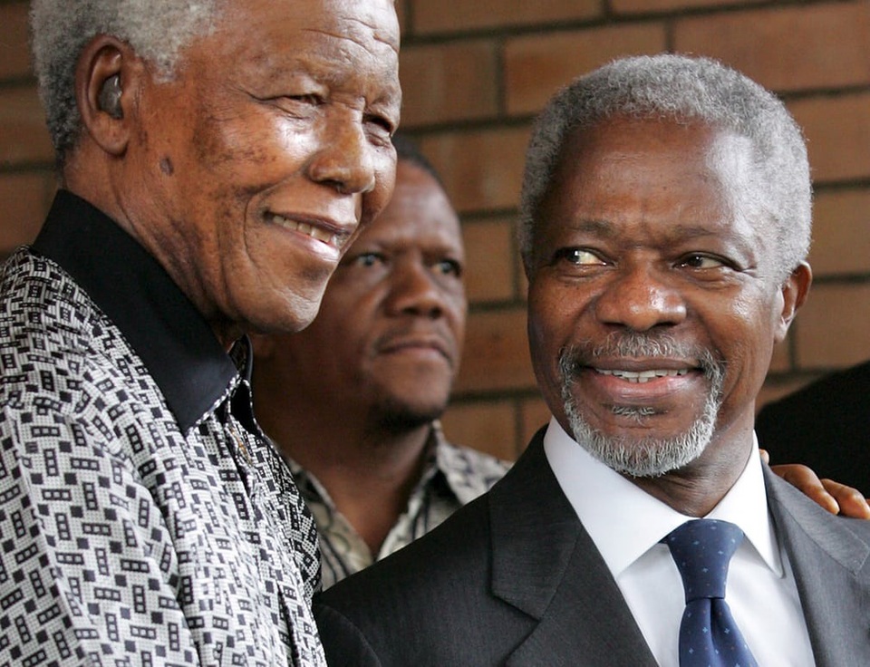 Cuộc đời dành trọn cho hòa bình của cố Tổng thư ký LHQ Kofi Annan - 6 Ông Kofi Annan gặp nhà lãnh đạo Nelson Mandela tại Nam Phi năm 2006 (Ảnh: EPA)