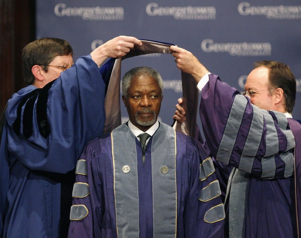 Cuộc đời dành trọn cho hòa bình của cố Tổng thư ký LHQ Kofi Annan - 2
Ông Kofi Annan được vinh danh tại Đại học Georgetown ở Mỹ năm 2006 (Ảnh: Reuters)