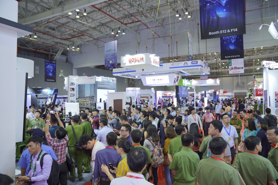 Khai mạc triển lãm Secutech Vietnam 2018 - 3
Triển lãm quy tụ 530 gian hàng của 300 đơn vị đến từ 20 quốc gia và vùng lãnh thổ.