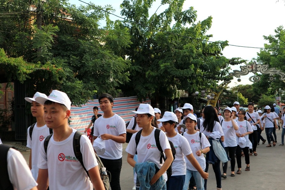 Bạn trẻ Hội An xây dựng “Thành phố du lịch không khói thuốc lá” - 3 Đoàn viên, thanh niên Hội An diễu hành kêu gọi người dân và du khách nói không với khói thuốc lá