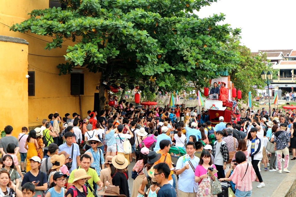 Hình ảnh chiếc thuyền rước dâu được quay 3 vòng tròn thể hiện sự ngưỡng vọng của Công nữ Ngọc Hoa đối với quê cha, đất tổ trước khi ra đi