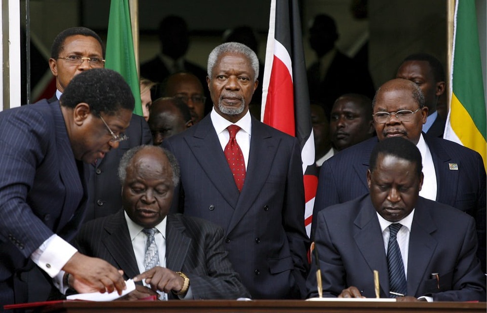 Cuộc đời dành trọn cho hòa bình của cố Tổng thư ký LHQ Kofi Annan - 5 Cố Tổng thư ký Liên Hợp Quốc chứng kiến lễ ký thỏa thuận chấm dứt bạo lực tại Kenya năm 2008 (Ảnh: EPA)