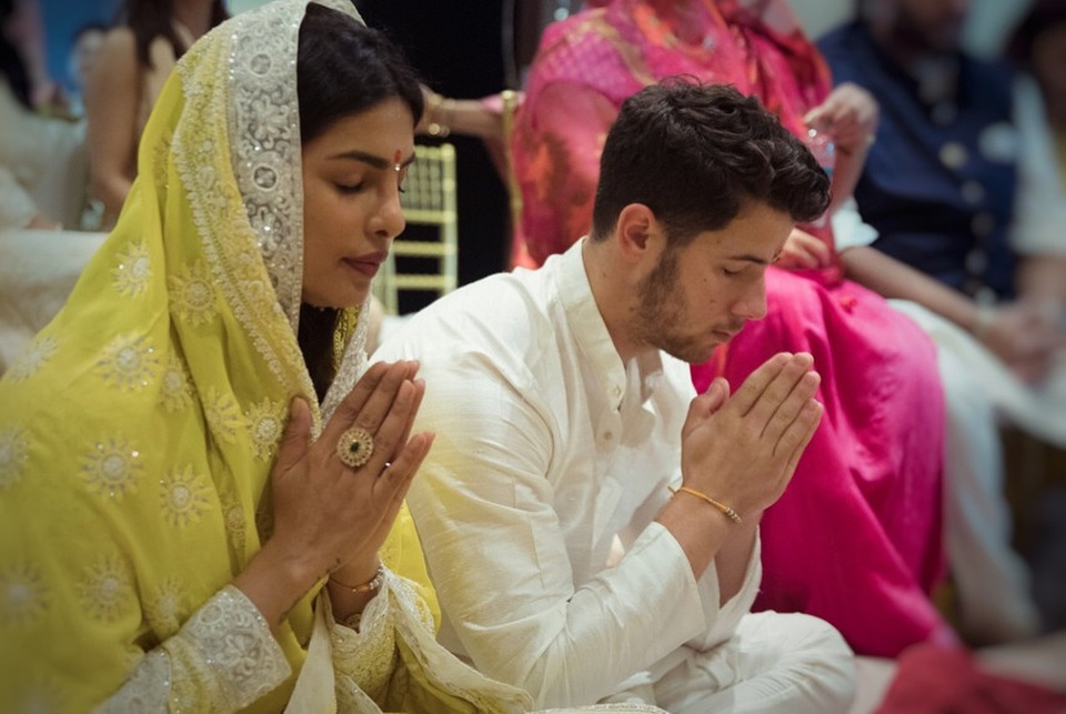 Hình ảnh ngọt ngào trong tiệc mừng đính hôn của Priyanka Chopra và Nick Jonas - 3
Cặp đôi gây bất ngờ khi đính hôn rất nhanh