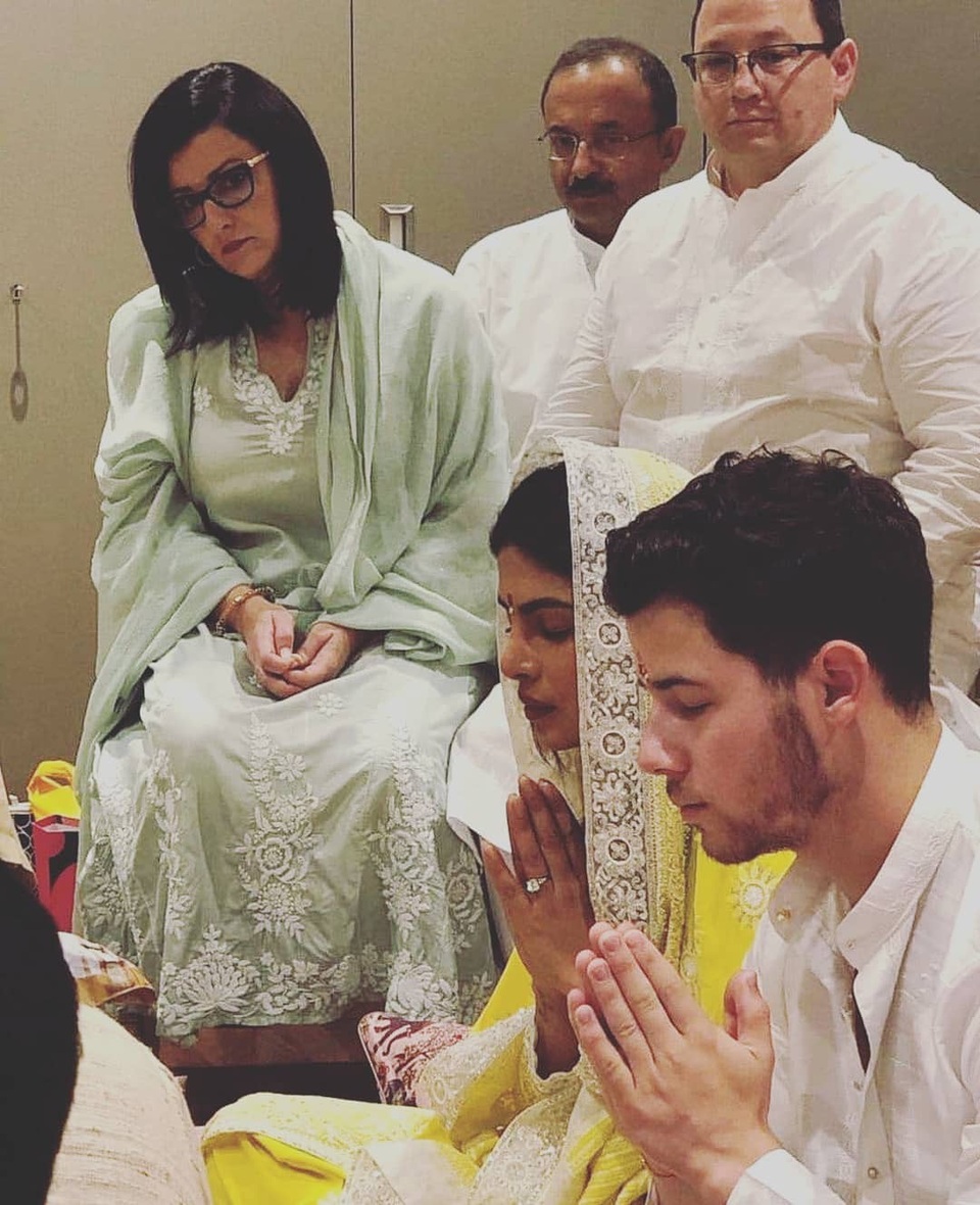 Hình ảnh ngọt ngào trong tiệc mừng đính hôn của Priyanka Chopra và Nick Jonas - 7
Bố mẹ ca sỹ 9X bay từ Mỹ sang Ấn Độ để dự sự kiện quan trọng của con trai