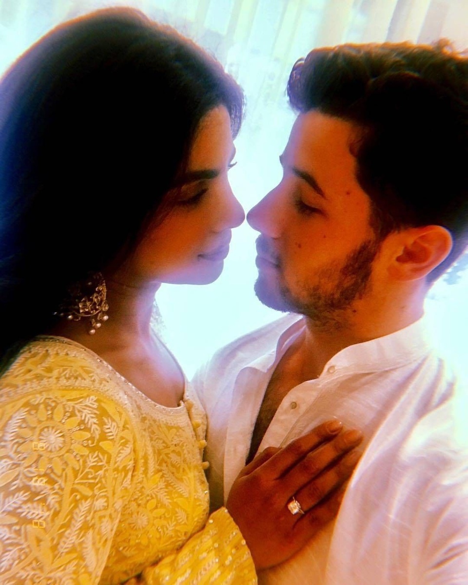 Hình ảnh ngọt ngào trong tiệc mừng đính hôn của Priyanka Chopra và Nick Jonas - 1
Hoa hậu thế giới người Ấn Độ Priyanka Chopra và bạn trai kém 10 tuổi Nick Jonas vừa tổ chức tiệc mừng đính hôn tại quê nhà Priyanka. Hình ảnh ngọt ngào của cặp đôi đã được cả 2 người chia sẻ trên trang cá nhân. Nick đã gọi bạn gái là bà Jonas tương lai, trái tim và tình yêu của anh.