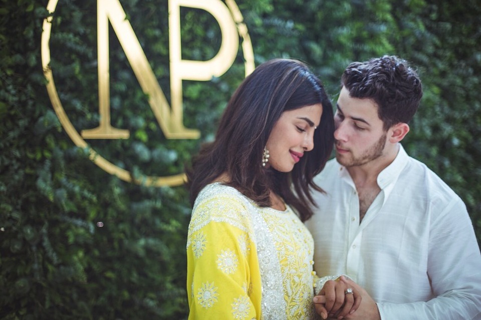 Hình ảnh ngọt ngào trong tiệc mừng đính hôn của Priyanka Chopra và Nick Jonas - 2
Hơn bạn trai 10 tuổi nhưng Priyanka Chopra vẫn rất trẻ đẹp