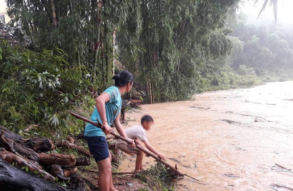 Liều mình lao ra dòng lũ vớt củi, đánh cá - 5 Những đứa trẻ nhỏ cũng theo người lớn ra bờ sông để vớt củi.