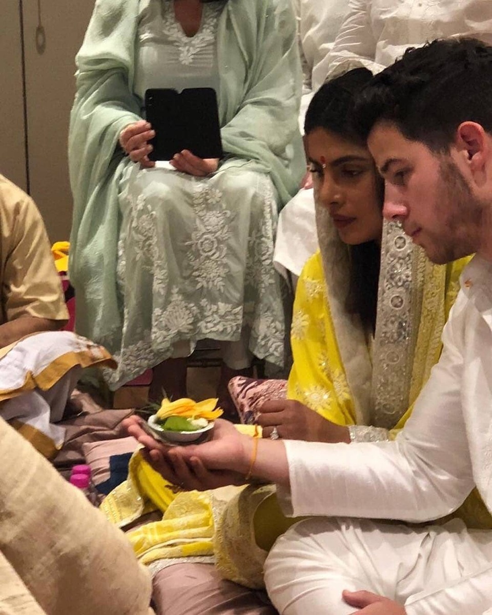 Hình ảnh ngọt ngào trong tiệc mừng đính hôn của Priyanka Chopra và Nick Jonas - 8
Nick Jonas điển trai khi diện trang phục truyền thống dành cho đàn ông Ấn Độ trong các dịp lễ quan trọng
