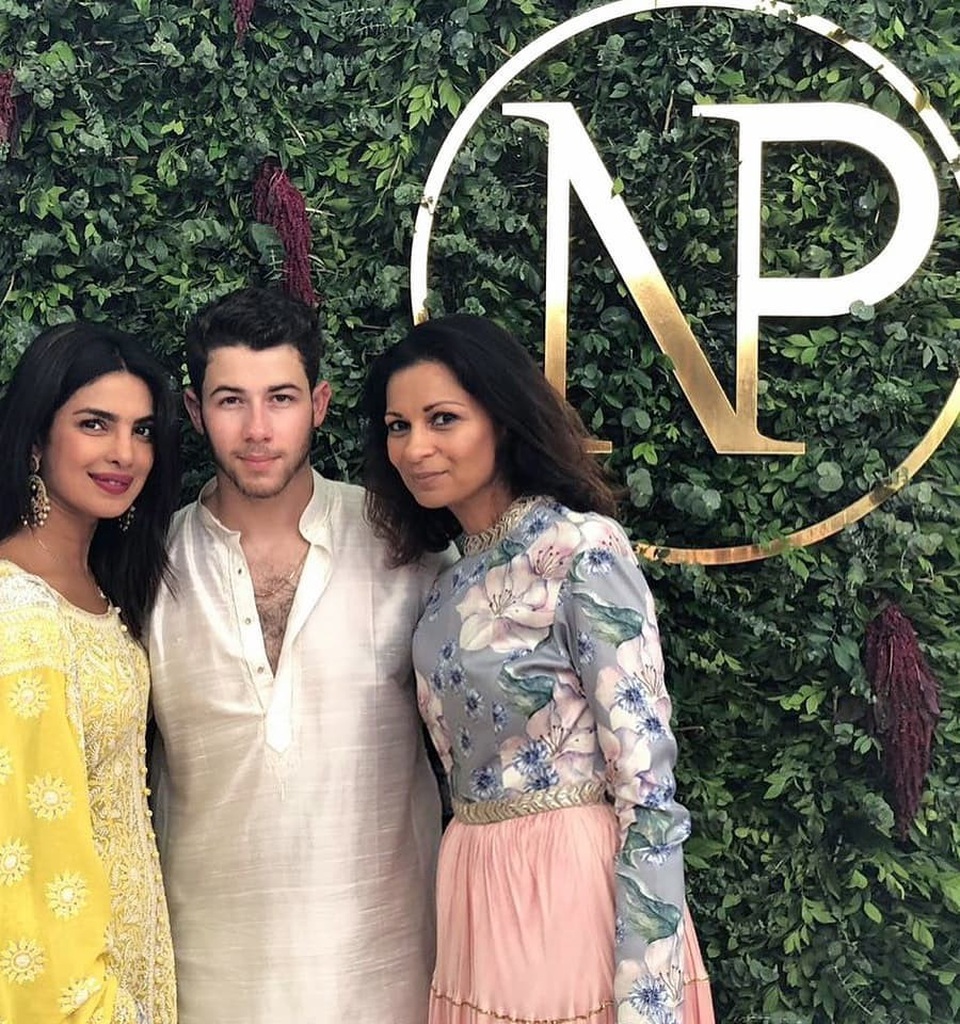 Hình ảnh ngọt ngào trong tiệc mừng đính hôn của Priyanka Chopra và Nick Jonas - 15
Priyanka cũng được bố mẹ bạn trai yêu mến.