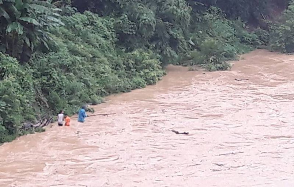 Liều mình lao ra dòng lũ vớt củi, đánh cá - 2 Mặc dù dòng nước đục ngầu, chảy cuồn cuộn nhưng nhiều người dân địa phương đã bất chấp hiểm nguy, xuống bờ sông để vớt củi, gỗ và đánh bắt cá.