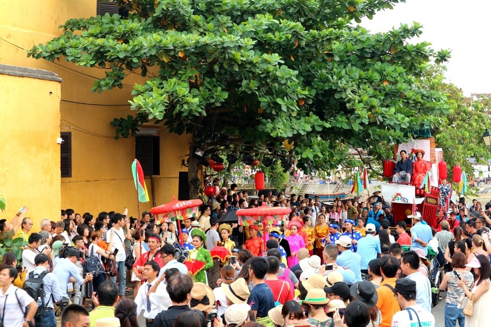 Đông đảo người dân và du khách đến “tiễn” Công Nữ Ngọc Hoa về nhà chồng