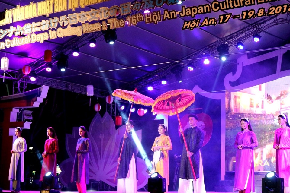 Đặc sắc đêm khai mạc “Giao lưu văn hóa Hội An - Nhật Bản” - 9 Biểu diễn thời trang của Làng lụa Hội An