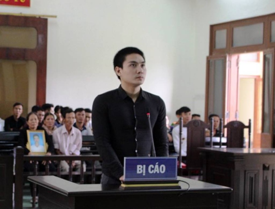 Tuyên 10 năm tù cho đối tượng đâm liên tiếp 7 đối thủ trên bàn nhậu - 1 Bị cáo Lê Ngọc Tuấn trước bục khai báo (ảnh VKSND Phú Yên)