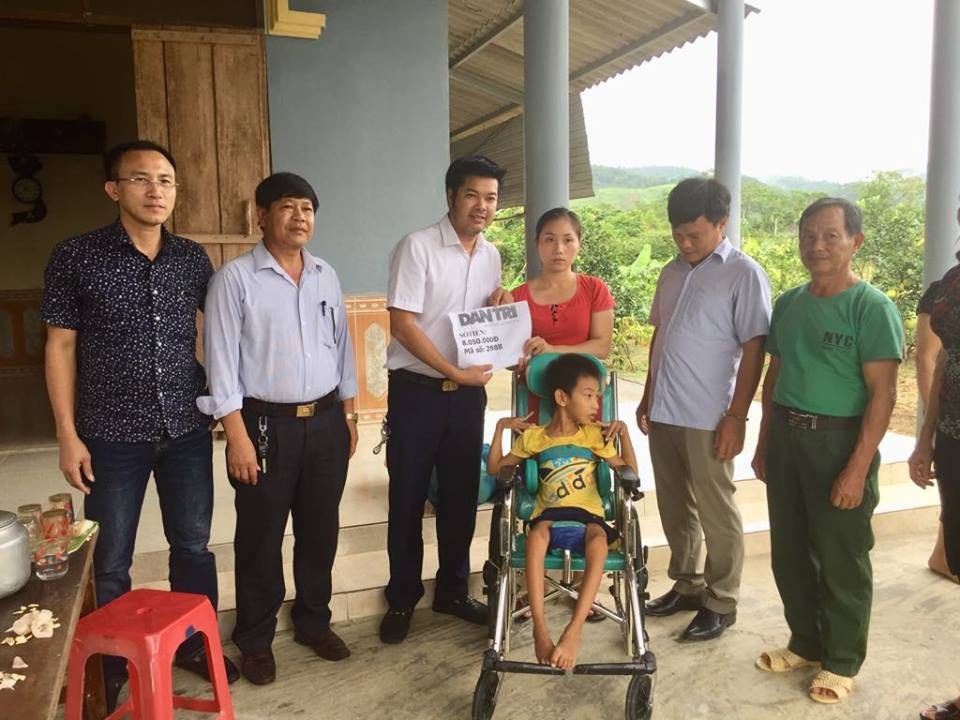 Bạn đọc giúp đỡ gia đình bà Trần Thị Hương hơn 42 triệu đồng - 4 PV Dân trí cùng chính quyền xã Hương Trạch trao số tiền đợt 2 cho em Bảo Nam