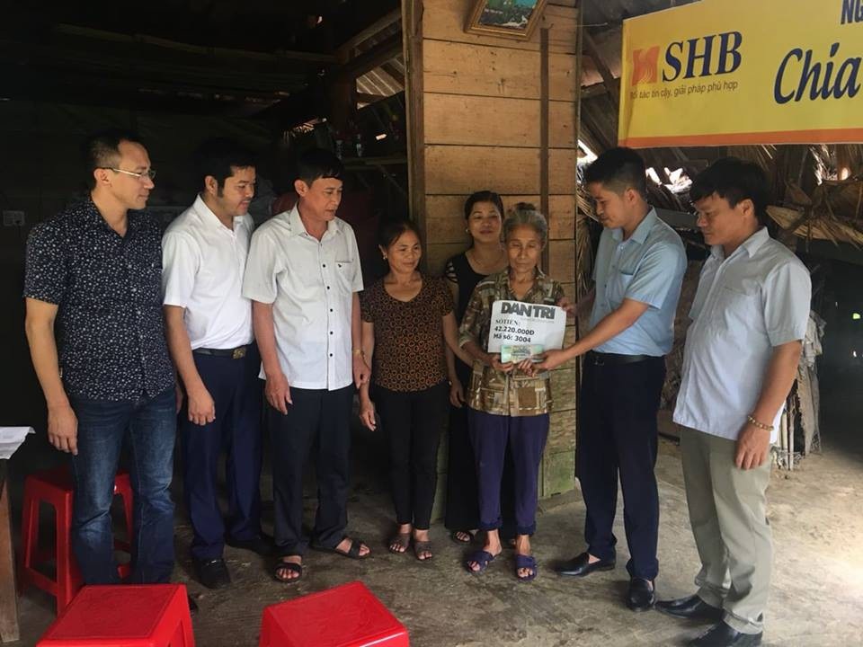 Bạn đọc giúp đỡ gia đình bà Trần Thị Hương hơn 42 triệu đồng - 2 PV Dân trí cùng chính quyền xã Phúc Trạch (huyện Hương Khê, Hà Tĩnh) trao số tiền 42.220.000 đồng của các nhà hảo tâm, bạn đọc tới gia đình bà Trần Thị Hương