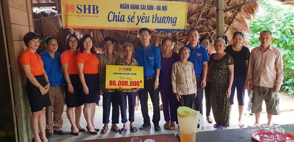 Bạn đọc giúp đỡ gia đình bà Trần Thị Hương hơn 42 triệu đồng - 3 Ngân hàng Sài Gòn – Hà Nội (SHB) chi nhánh Hà Tĩnh cũng đã trao 86 triệu đồng tới gia đình bà Hương