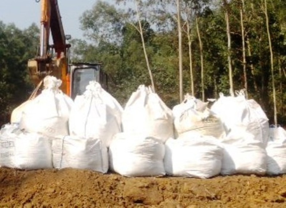 5 năm sau vụ chôn lấp thuốc trừ sâu: Tiếp tục khai quật các điểm nghi vấn - 4 Hàng trăm tấn đất nhiễm độc cũng đã được khai quật đi tiêu hủy