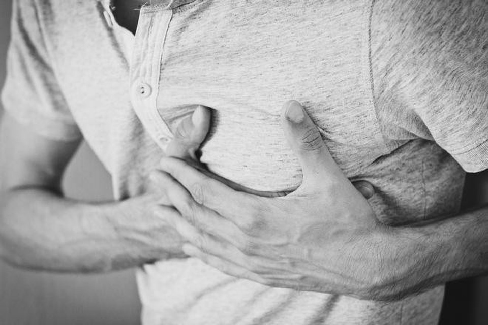 Làm thế nào để phân biệt cơn đau tim với cơn hoảng loạn? - 1 Đau do cơn hoảng loạn thường cảm thấy sắc nét hơn và khu trú ở một vùng trong khi những người bị cơn đau tim thường cảm thấy tức nặng nhiều hơn trên ngực.