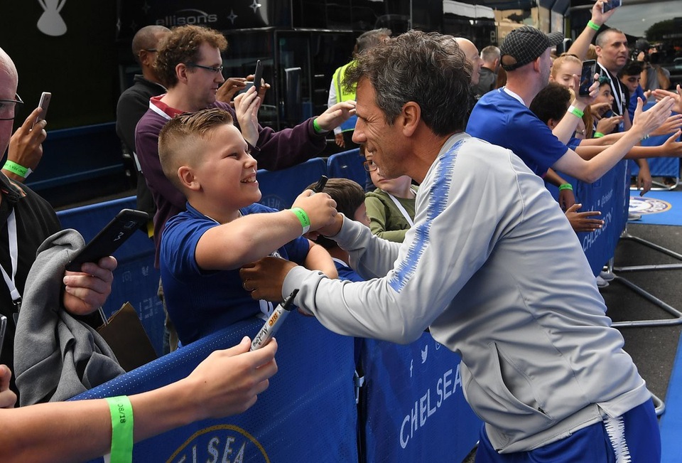 Chelsea 3-2 Arsenal: "Pháo thủ" lại gây thất vọng - 18
Trợ lý huấn luyện viên Zola cho chữ ký người hâm mộ