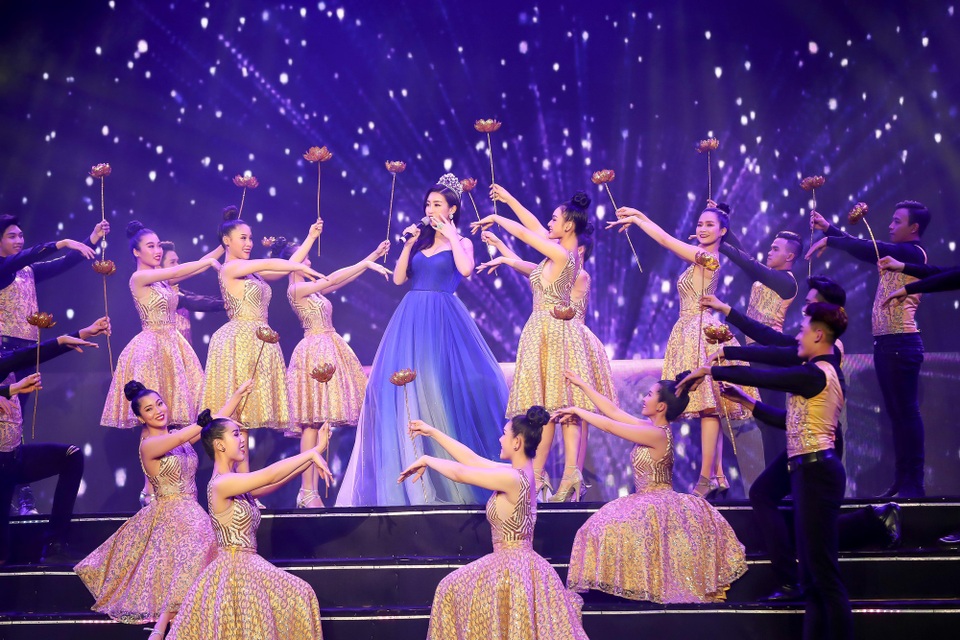 Sáu Hoa hậu bất ngờ vắng mặt trong “Gala 30 năm Hoa hậu Việt Nam” - 11 Đỗ Mỹ Linh trổ tài ca hát với ca khúc Nhan sắc Việt Nam, ca khúc chủ đề của Hoa hậu Việt Nam với sự trình diễn của 43 người đẹp vòng chung kết Hoa hậu Việt Nam 2018.