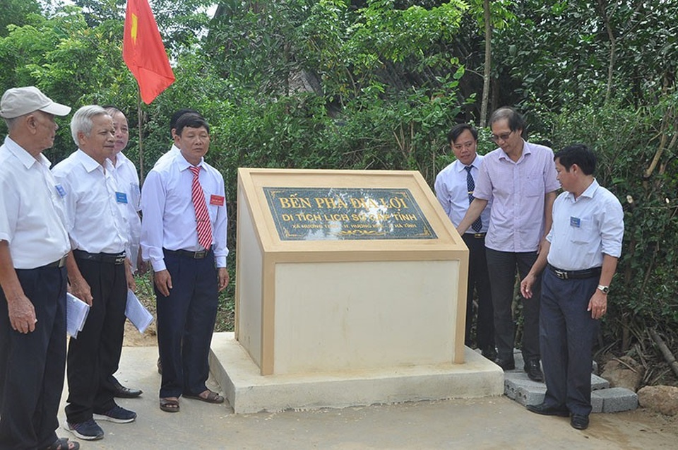 "Chảo lửa, túi bom" năm xưa đón niềm vui trong những ngày tháng 8 - 4 Bia di tích bến phà Địa Lợi được mở trong sáng ngày 18/8.