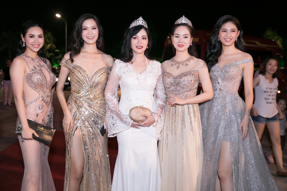 Sáu Hoa hậu bất ngờ vắng mặt trong “Gala 30 năm Hoa hậu Việt Nam” - 1 Từ trái qua phải: Á hậu Hoàng My, Hoa hậu Thuỳ Dung, Bùi Bích Phương, Phương Mai và Á hậu Thanh Tú.