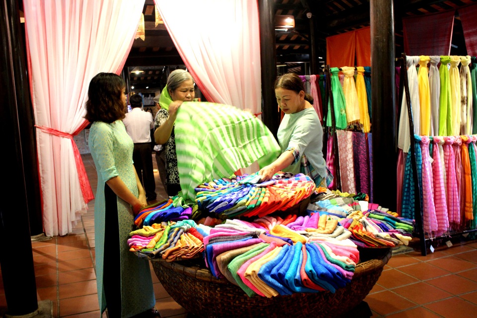 Giao lưu, trưng bày sản phẩm tơ lụa thổ cẩm truyền thống 2018 - 3 Du khách tham quan khu trưng bày tơ lụa, thổ cẩm ở làng lụa Hội An