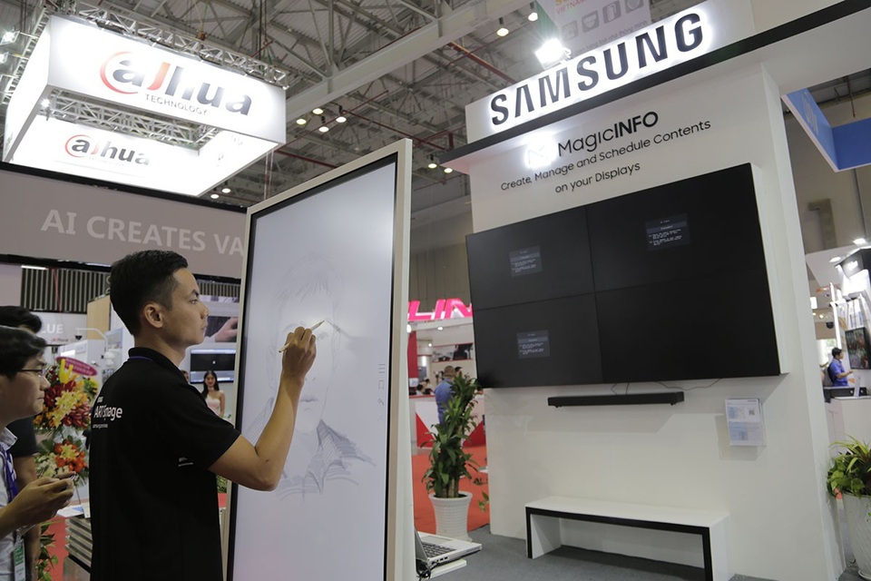Samsung trình diễn giải pháp màn hình chiếu và kiểm soát an ninh tại Việt Nam - 1 Samsung trình diễn giải pháp màn hình chiếu và kiểm soát an ninh tại Việt Nam - 1