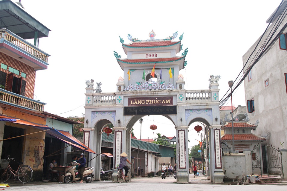 Thâm nhập thủ phủ sản xuất “osin, chân dài” cho người cõi âm - 1 Nằm cách trung tâm thành phố Hà Nội khoảng 20km, làng Phúc Am (xã Duyên Thái, huyện Thường Tín, Hà Nội) từ lâu được xem là một trong những “thủ phủ” sản xuất vàng mã lớn nhất miền Bắc. Ngay từ đầu tháng 7 Âm lịch, nhiều gia đình trong làng đã tất bật sản xuất các mặt hàng mã phục vụ khách hàng ở khắp mọi miền đất nước.