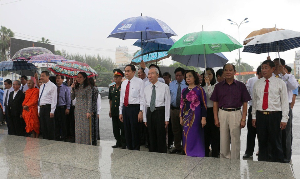 Chủ tịch MTTQ Việt Nam thăm các hộ nghèo, gia đình chính sách - 1 Chủ tịch Ủy ban Trung ương Mặt trận Tổ quốc Việt Nam Trần Thanh Mẫn cùng các đồng chí lãnh đạo Ủy ban Trung ương MTTQVN, lãnh đạo tỉnh An Giang đến dâng hương tại đền thờ Chủ tịch Tôn Đức Thắng