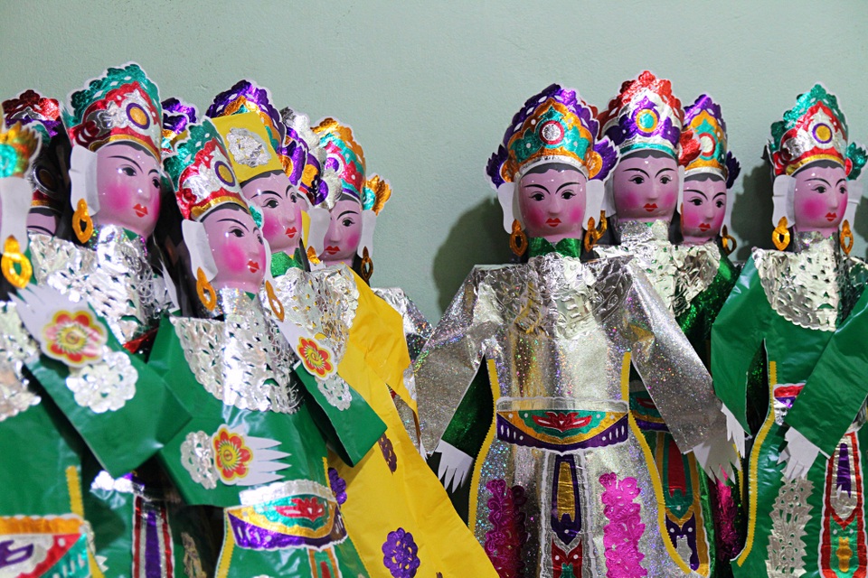 Thâm nhập thủ phủ sản xuất “osin, chân dài” cho người cõi âm - 9 Dù là vàng mã nhưng các hình nhân đều được làm chỉn chu, với trang phục bắt mắt, cầu kỳ.