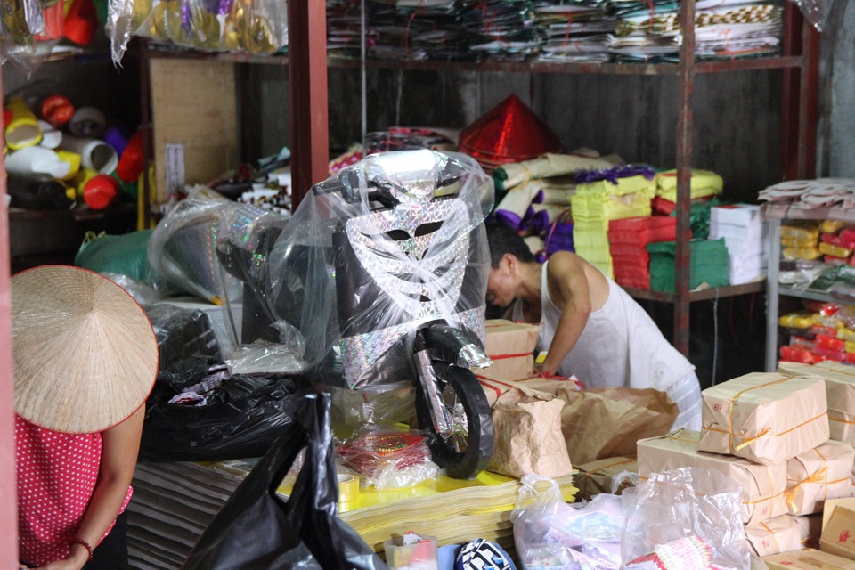 Thâm nhập thủ phủ sản xuất “osin, chân dài” cho người cõi âm - 2 Với quan niệm “trần sao âm vậy”, nên các mặt hàng vàng mã ở đây cũng vô cùng phong phú, đa dạng với đủ loại từ các loại tiền vàng, quần áo, nhà lầu, xe hơi… đến cả các hình nhân, công chúa thậm chí cả “ô sin” phục vụ người cõi âm.
