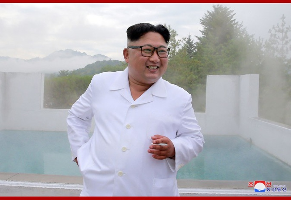 Ông Kim Jong-un đội mưa đi thị sát - 3
Ông Kim Jong-un nói rằng, Triều Tiên có rất nhiều nguồn tài nguyên suối nước nóng cùng với phong cảnh hữu tình xung quanh, có tác dụng cực kỳ lớn trong điều trị y tế, nhưng lại thiếu cơ sở dịch vụ toàn diện.