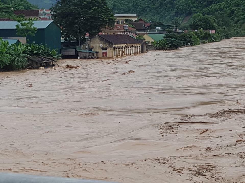 Công an, bộ đội dầm mình trong nước lũ đục ngầu giúp dân - 1
Lũ lớn xuất hiện ở các huyện miền Tây Nghệ An như Kỳ Sơn, Tương Dương, Con Cuông, Quỳ Châu, Quỳ Hợp sau mưa lớn do ảnh hưởng của cơn bão số 4. Tính đến thời điểm này tỉnh Nghệ An đã ghi nhận có 5 người thiệt mạng trong đợt mưa lũ này